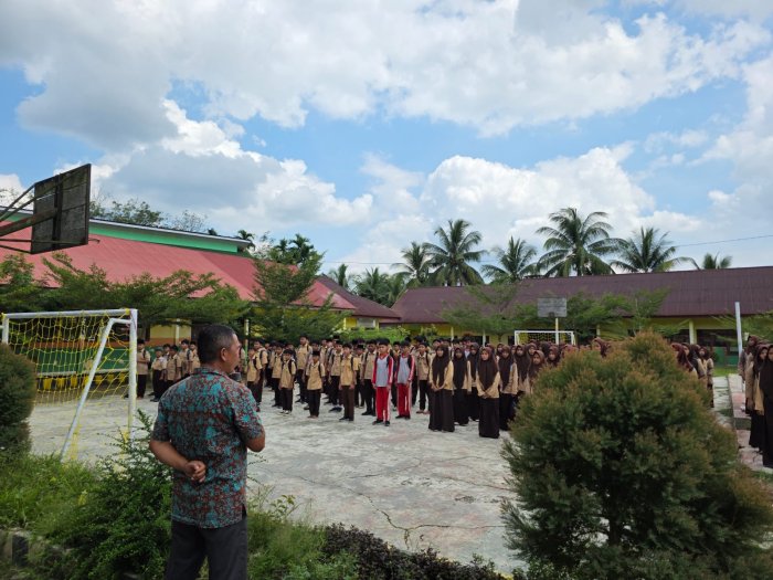Semangat Kebersamaan! Waka Kesiswaan Sampaikan Arahan Jelang Goro Akbar MTsN 1 Bungo Semangat Kebersamaan! Waka Kesiswaan Sampaikan Arahan Jelang Goro Akbar MTsN 1 Bungo