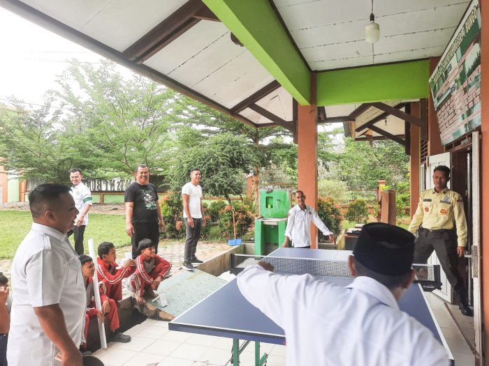 Istirahat Penuh Semangat, Guru dan Tendik MTsN 1 Bungo Seru Bermain Tenis Meja Istirahat Penuh Semangat, Guru dan Tendik MTsN 1 Bungo Seru Bermain Tenis Meja