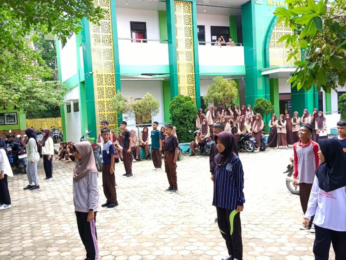 Semangat Menggema di Lapangan MTsN 1 Bungo: Siswa-Siswi Saksikan Latihan Pamungkas Kontingen Jamran