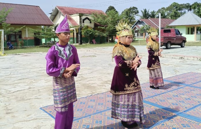 Lestarikan Seni Nusantara, Kelas IX A MTsN 1 Bungo Semarakkan Pergelaran Tari Tradisional