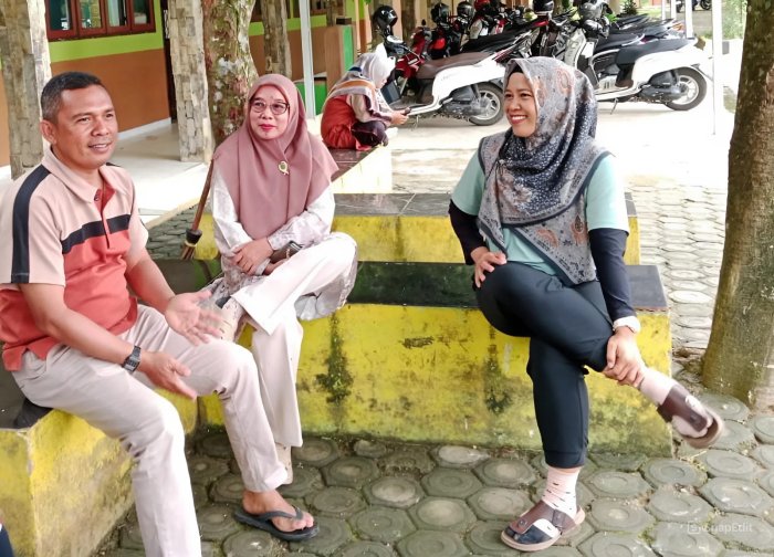 Diskusi Ringan di Selasar MTsN 1 Bungo, Guru Senior dan Guru Muda Berbagi Ilmu Antar Generasi