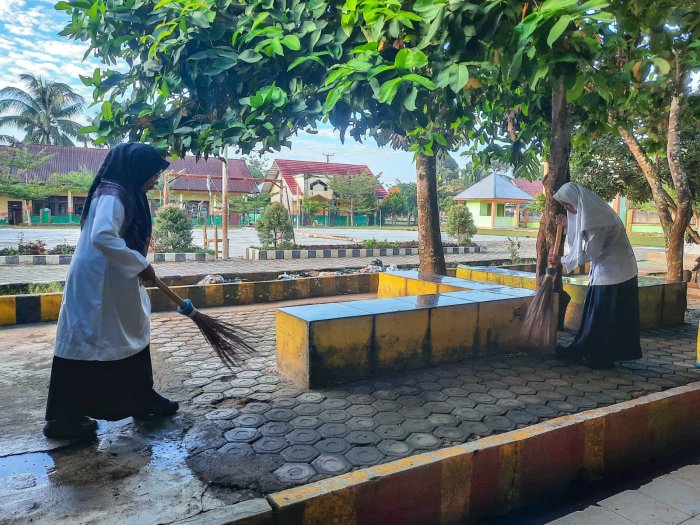 Guru Piket dan Siswa Siap Jaga Kebersihan Menjelang ASAS Hari Pertama Guru Piket dan Siswa Siap Jaga Kebersihan Menjelang ASAS Hari Pertama