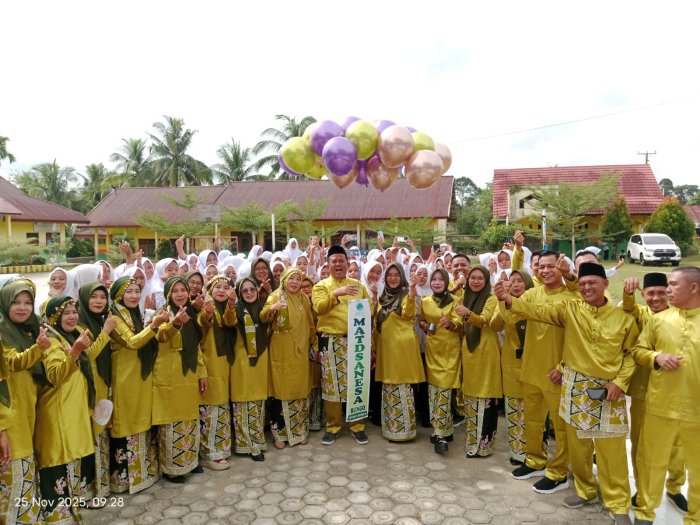 Tukar Kado Penuh Kejutan, Warnai Kemeriahan Hari Guru Nasional di MTsN 1 Bungo