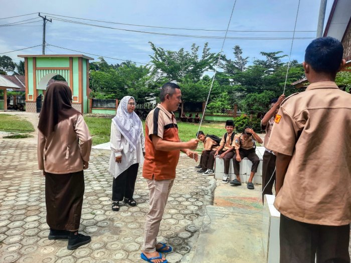 Kelas IX C MTsN 1 Bungo Latihan Upacara dengan Serius dan Penuh Semangat