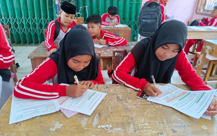 Semangat Belajar Jelang Ujian: Siswa Kelas VIIB MTsN 1 Bungo Fokus Kerjakan Tugas Harian IPS