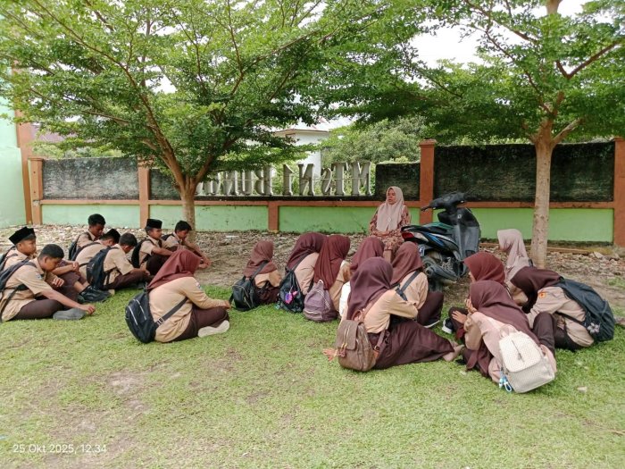 Penguatan Disiplin, Wali Kelas VIII B Beri Arahan di Luar Kelas Sebelum Pulang