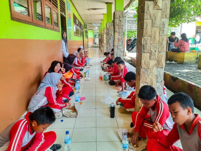 Makan Bersama Anggota Pramuka, Pembina Pramuka MTsN 1 Bungo: Wujud Solidaritas Makan Bersama Anggota Pramuka, Pembina Pramuka MTsN 1 Bungo: Wujud Solidaritas