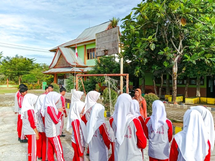Sebelum Memulai Praktik, Guru Penjas Fitra Hayati Beri Arahan dan Materi Intensif Kepada Kelas VIII