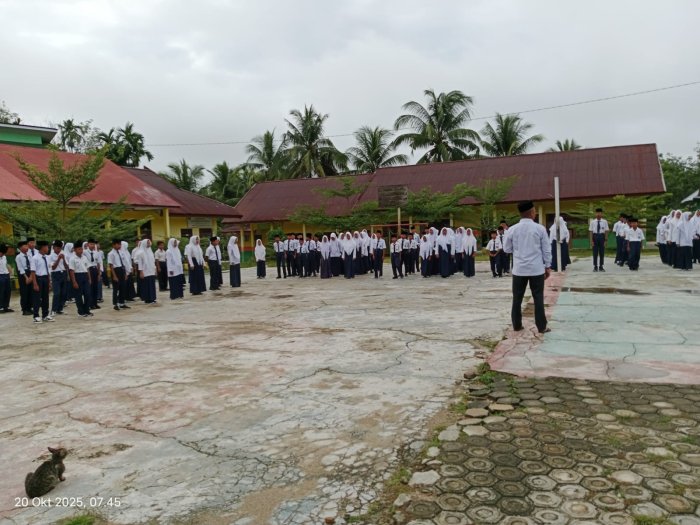 Usai Upacara, Waka Kesiswaan MTsN 1 Bungo Sampaikan Pesan Mendalam tentang Pentingnya Kedisiplinan