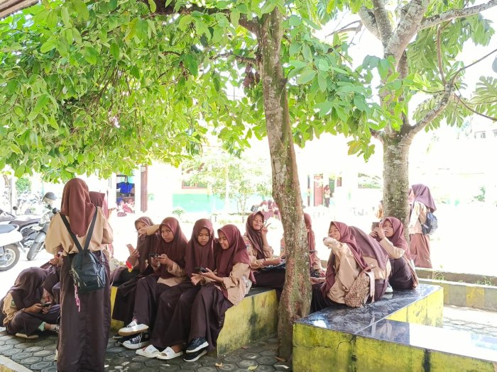 Jelang Akhir Pekan: Kehangatan Canda Tawa Siswa MTsN 1 Bungo Menemani Detik-Detik Pulang di Hari Sabtu