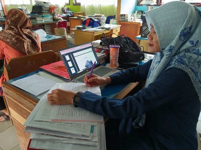 Koreksi PTS Jadi Prioritas, Guru IPS MTsN 1 Bungo Tuntaskan Penilaian