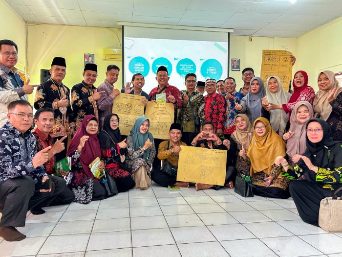 Kepala MTsN 1 Bungo Rampungkan Sesi Kelompok Materi Panca Cinta, Hadirkan Semangat Baru dalam Implementasi KBC