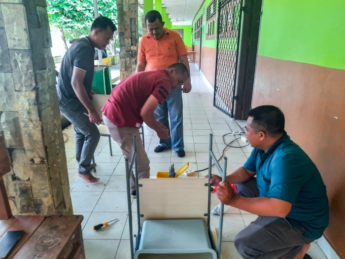 Wujudkan Lingkungan Belajar Nyaman, Guru dan Tenaga Kependidikan Pria MTsN 1 Bungo Kompak Perbaiki Meja dan Kursi