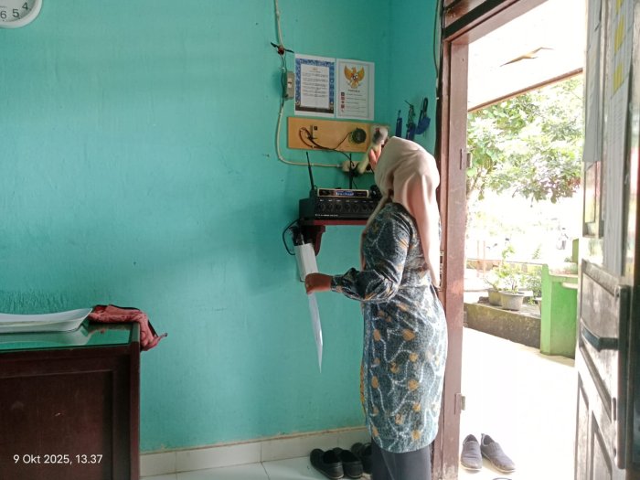 Disiplin Tepat Waktu, Guru MTsN 1 Bungo Aktif Bunyikan Bel Tanda Aktivitas Dimulai