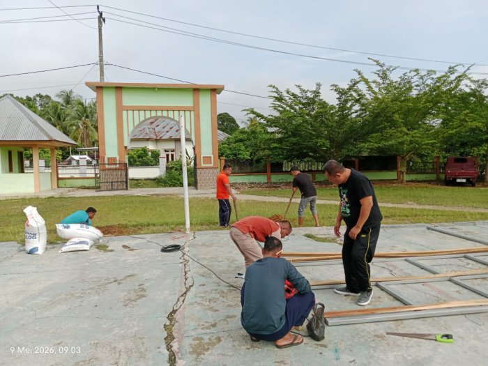 Solid dan Kreatif, GTK Laki-Laki MTsN 1 Bungo Bersama Kepala Madrasah Bangun Reklame Solid dan Kreatif, GTK Laki-Laki MTsN 1 Bungo Bersama Kepala Madrasah Bangun Reklame