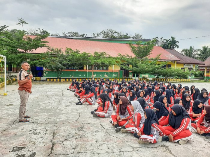 Tanamkan Kepedulian Lingkungan, Waka Kesiswaan MTsN 1 Bungo Sampaikan Arahan Bermakna Usai Senam Sehat