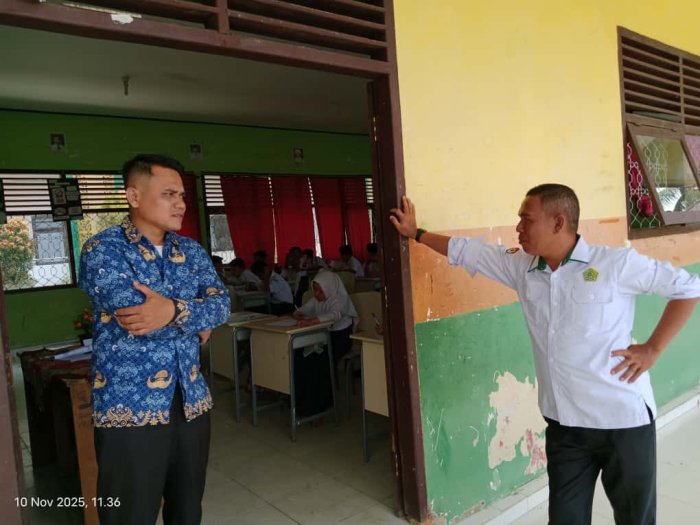 Pastikan KBM Berjalan Optimal, PLH Kepala Madrasah Firdaus Roni Lakukan Kontrol Mendadak ke Kelas