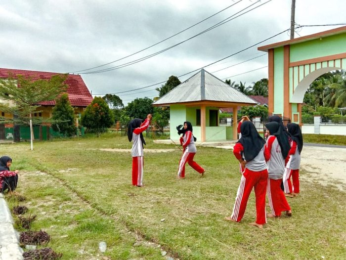 Siswa-Siswi MTsN 1 Bungo Lestarikan Tradisi: Jam Istirahat Penuh Keceriaan dengan Loncat Karet