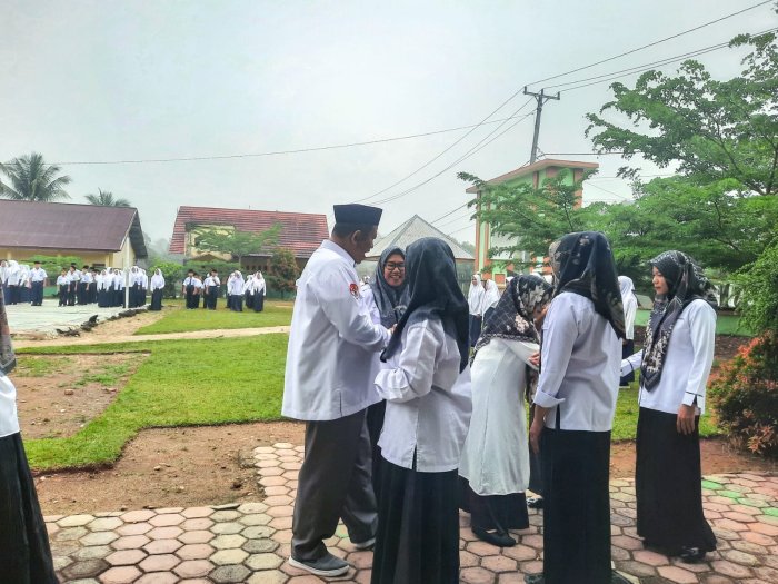 Tradisi Bersalaman Usai Upacara Pererat Hubungan GTK MTsN 1 Bungo