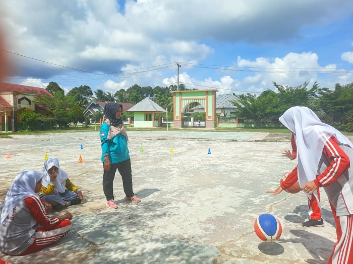 Serunya Pembelajaran PJOK MTsN 1 Bungo: Siswa Antusias Ikuti Praktik Permainan Bola Basket