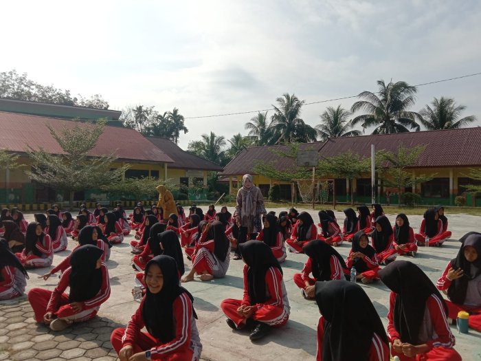 Para Siswi MTsN 1 Bungo Dapatkan Kapsul Tambah Darah: Upaya Pencegahan Anemia Remaja