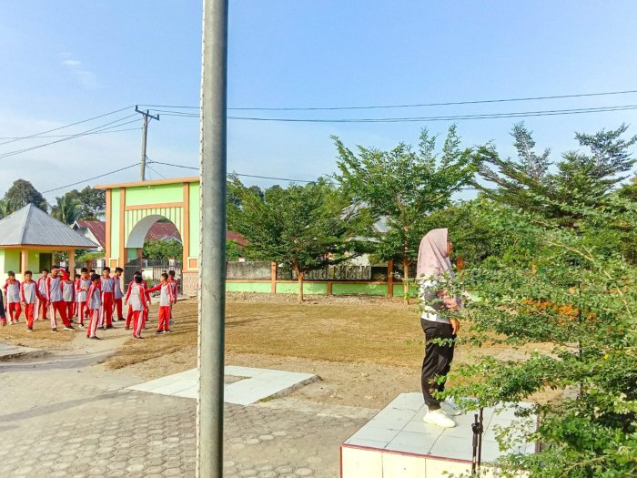 Senam Kesehatan Jasmani MTsN 1 Bungo Berjalan Asyik dan Menyenangkan di Bawah Arahan Ibu Fitra Hayati, S.Pd.