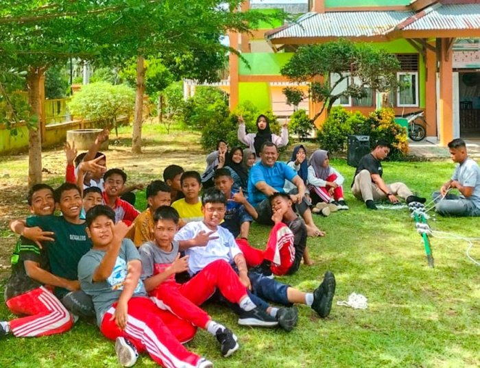 Kamad Membersamai Anggota Pramuka dalam Sesi Latihan: Hadapi Jambore Ranting