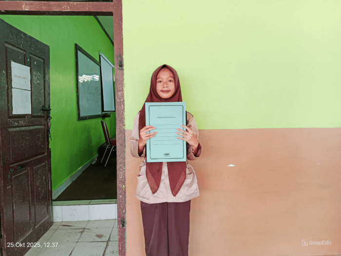 Berprestasi: Indah Raih Nilai Tertinggi di Kelas IX C MTsN 1 Bungo