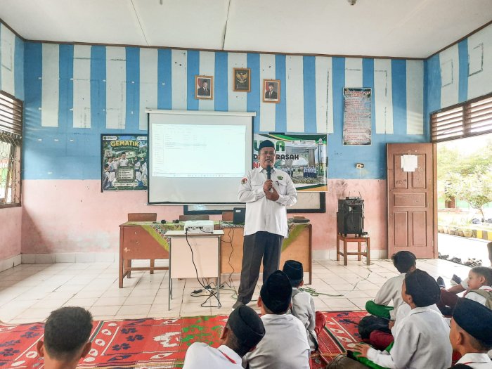 Kenalkan Jati Diri Madrasah, Kepala MTsN 1 Bungo Paparkan Profil Madrasah kepada Peserta MATAMUDA 2026