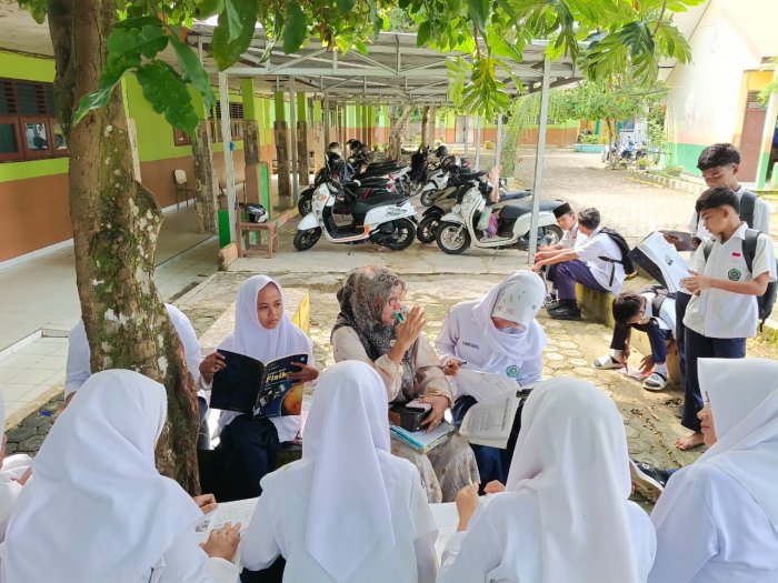 Keluar dari Ruang Kelas, Siswa 8B MTsN 1 Bungo Eksplorasi Alam Bersama Ibu Satri
