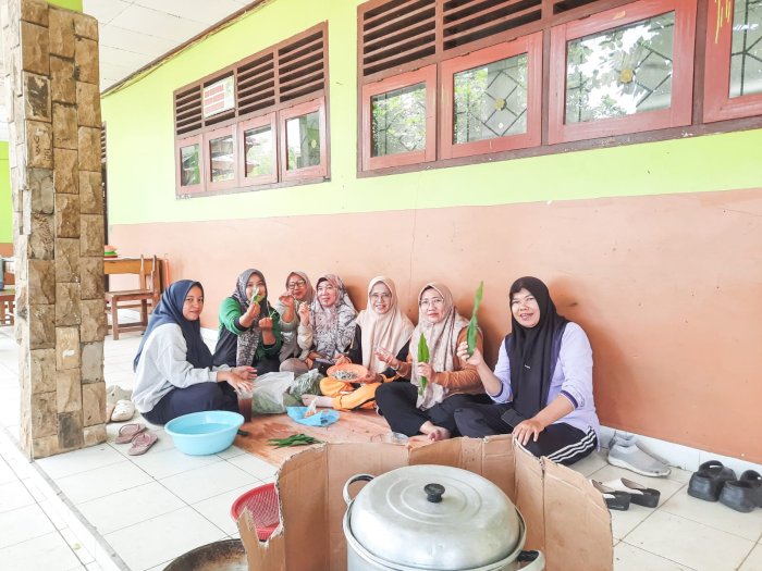 Kebersamaan yang Menghangatkan! Guru dan Pegawai MTsN 1 Bungo Kompak Siapkan Konsumsi Tradisional Sambut PORSENI 2026 Kebersamaan yang Menghangatkan! Guru dan Pegawai MTsN 1 Bungo Kompak Siapkan Konsumsi Tradisional Sambut PORSENI 2026