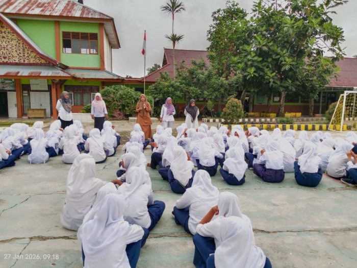 Puskesmas Kecamatan Muko-Muko Bathin VII Sosialisasikan Pola Kesehatan Bagi Remaja Putri di MTsN 1 Bungo
