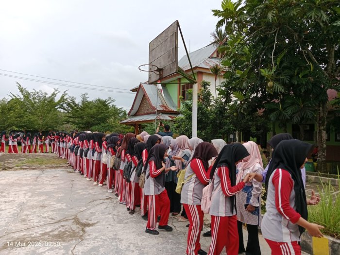 Hari Terakhir Masuk Madrasah, GTK MTsN 1 Bungo Bersalam-Salaman dengan Siswa Sambut Libur Lebaran