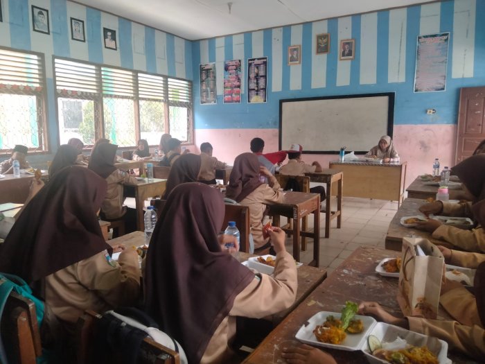Serunya Makan Bersama Kelas VII B MTsN 1 Bungo Jelang Penerimaan Rapor PTS