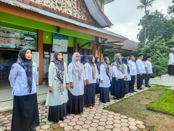 GTK MTsN 1 Bungo Ikuti Upacara Bendera dengan Khidmat