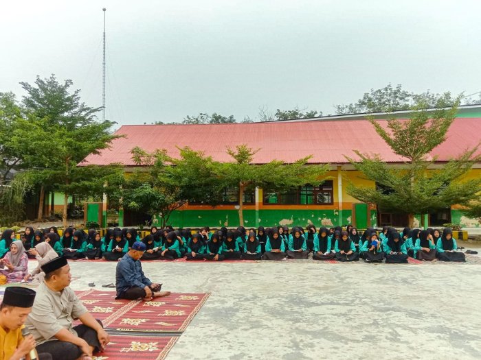 Selesai Wirid Yasin, Kepala MTsN 1 Bungo Beri Arahan Agar Siswa Jaga Kesehatan di Tengah Cuaca Panas