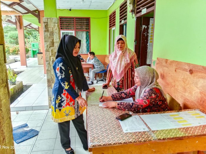 Efektifkan Pengawasan Internal, Guru Piket MTsN 1 Bungo Layani Administrasi Izin GTK