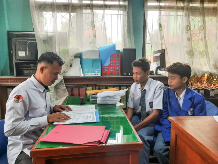 Awal Semester Genap, Staf TU MTsN 1 Bungo Berikan Pelayanan Ramah bagi Alumni dalam Legalisir Dokumen