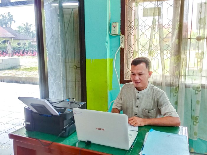 Awali November: Staf MTsN 1 Bungo Laksanakan Pengelolaan Data Kepegawaian dan Rampungkan Administrasi