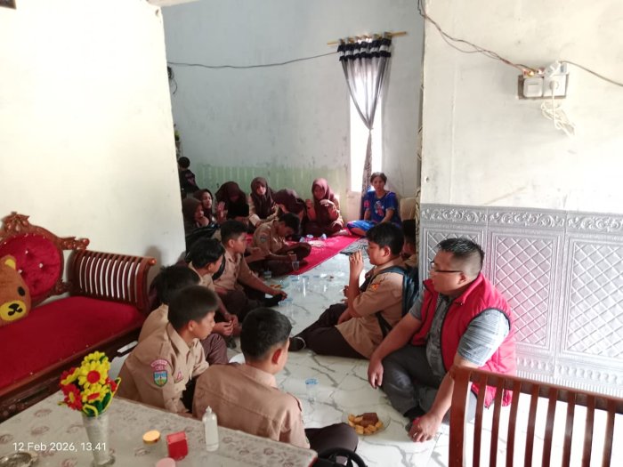 Wujud Solidaritas dan Empati, Kelas VII A MTsN 1 Bungo Jenguk Rekan yang Sakit