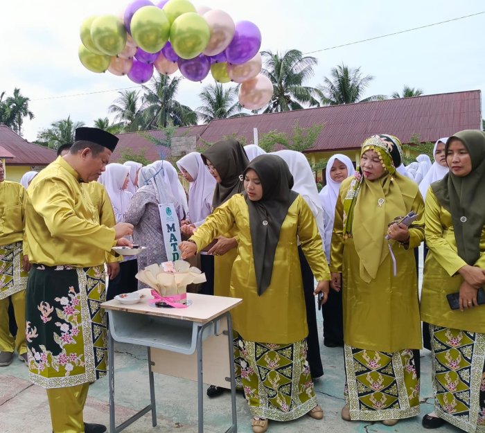 Manisnya Kebersamaan: Kepala MTsN 1 Bungo Berikan Suapan Kue di Hari Guru Nasional