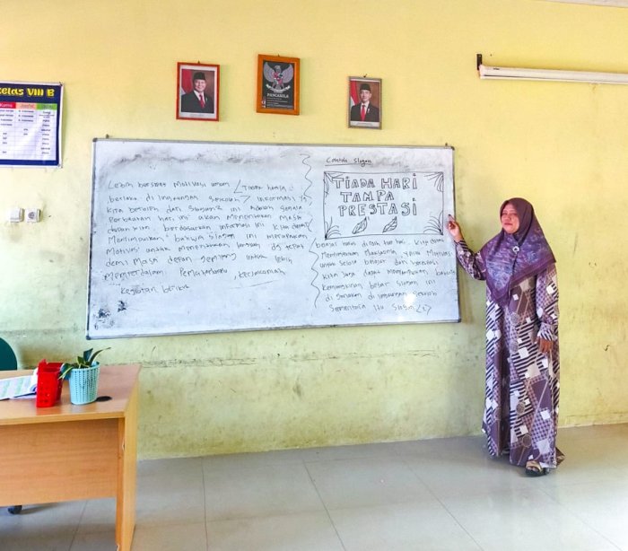 Siswa Kelas 8 MTsN 1 Bungo Antusias Membuat Slogan dan Iklan Nan Kreatif