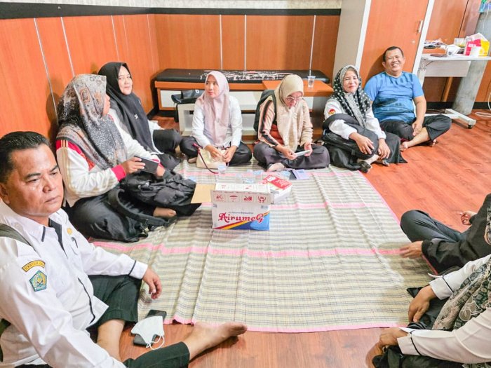 Keluarga Besar MTsN 1 Bungo Tunjukkan Kepedulian, Jenguk Istri Kepala Madrasah di RSUD Hanafie Bungo