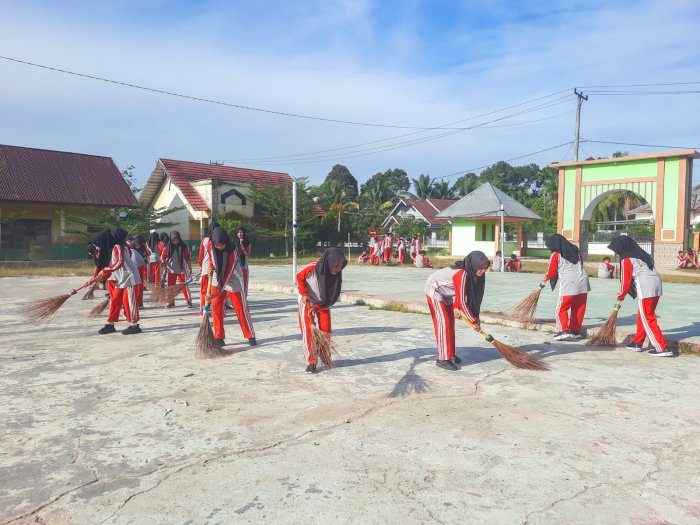 Peserta Didik MTsN 1 Bungo Antusias Bersihkan Lapangan Tempat Berolahraga