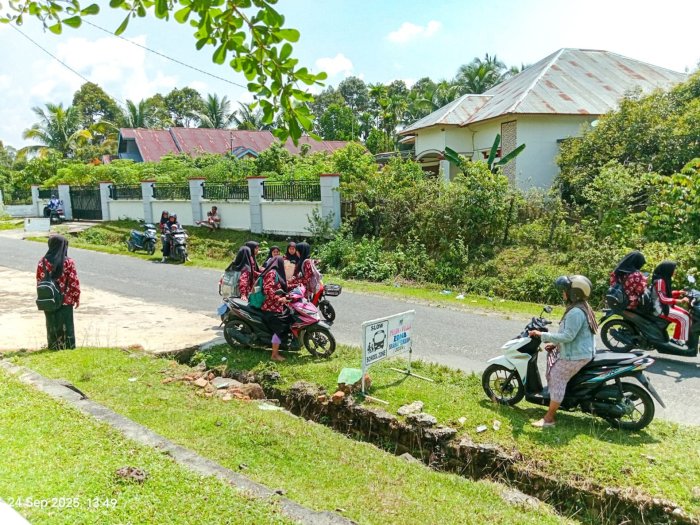 Momen Setia di Balik Gerbang Madrasah: Suasana Haru dan Penuh Makna Para Orang Tua Menunggu Pulang Anak-anak Mereka