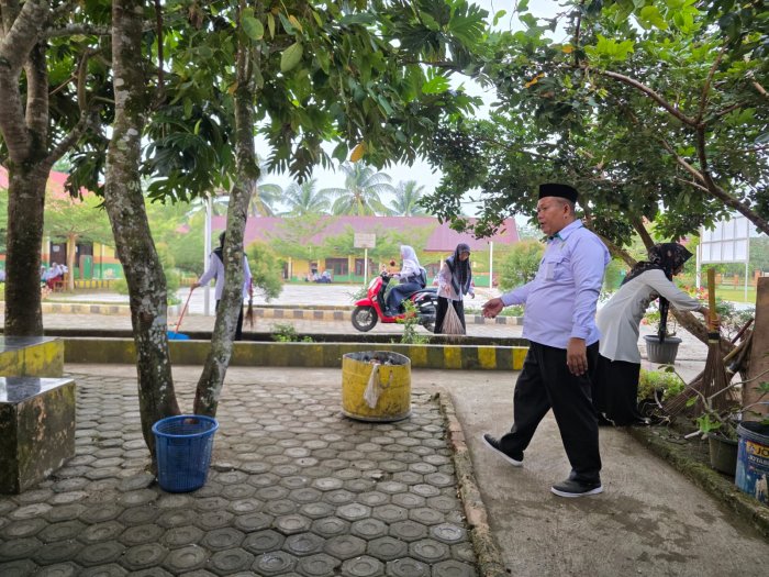 Hari Pertama Masuk Madrasah, Kepala MTsN 1 Bungo Pantau Langsung Kebersihan Lingkungan Madrasah