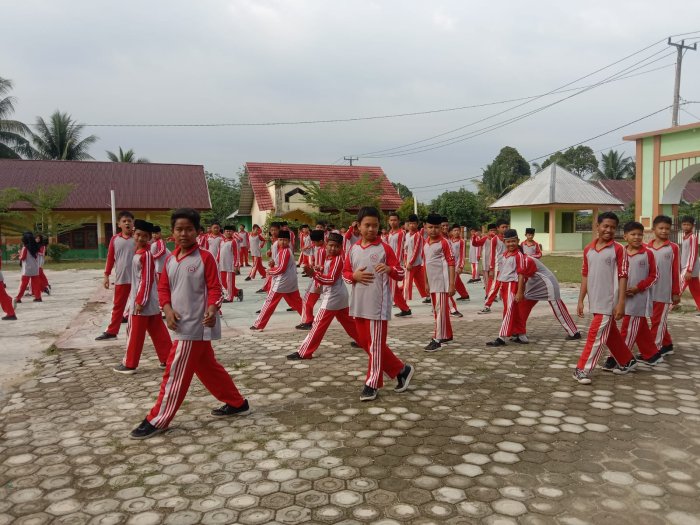 Pencak Silat di MTsN 1 Bungo: Membentuk Karakter Unggul dengan Bimbingan Ibu Fitra Hayati, S.Pd.
