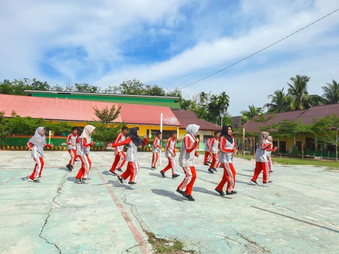 Latihan Pemantapan Yel-Yel Pramuka MTsN 1 Bungo Bergema Siang Ini Latihan Pemantapan Yel-Yel Pramuka MTsN 1 Bungo Bergema Siang Ini