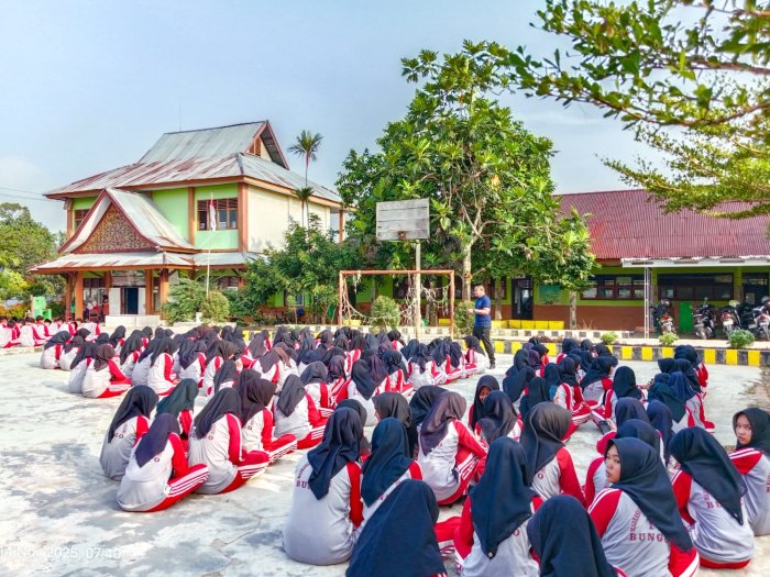 Usai Senam Pagi, Waka Humas Ingatkan Siswa MTsN 1 Bungo Jaga Kesehatan di Tengah Musim Kemarau