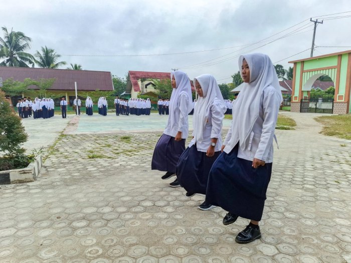 Indira, Naira Sumita, dan Melati Puspita Tampil Kompak Sebagai Penggerek Bendera di MTsN 1 Bungo Indira, Naira Sumita, dan Melati Puspita Tampil Kompak Sebagai Penggerek Bendera di MTsN 1 Bungo